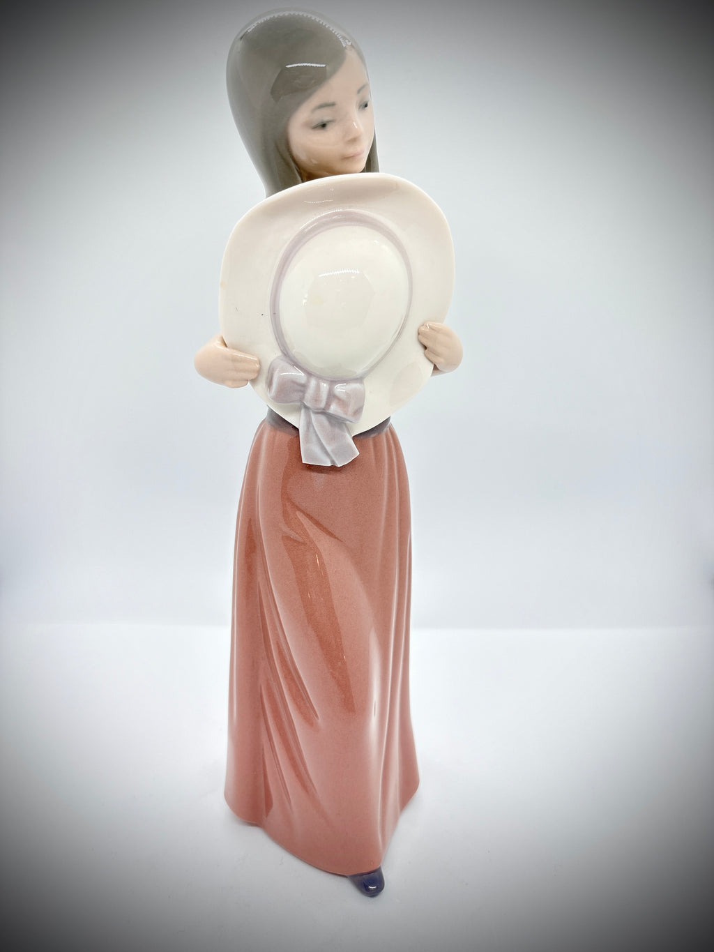 Lladro bashful Girl With Straw Hat Model #5007 Retired