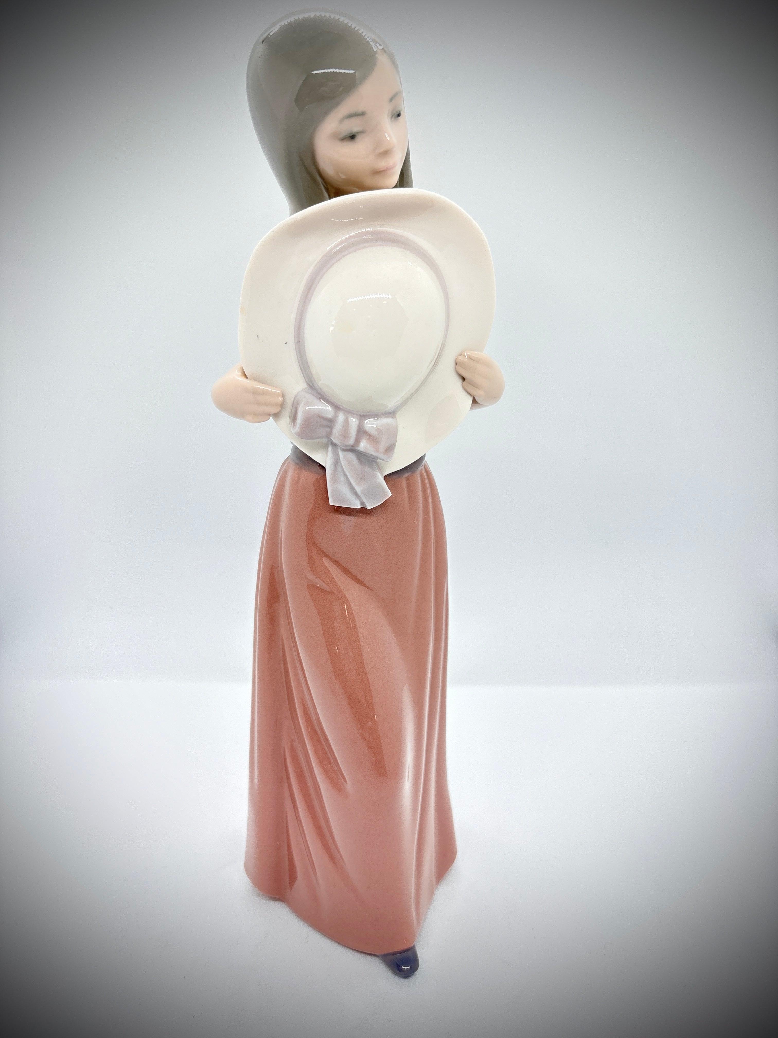 Lladro bashful Girl With Straw Hat Model #5007 Retired