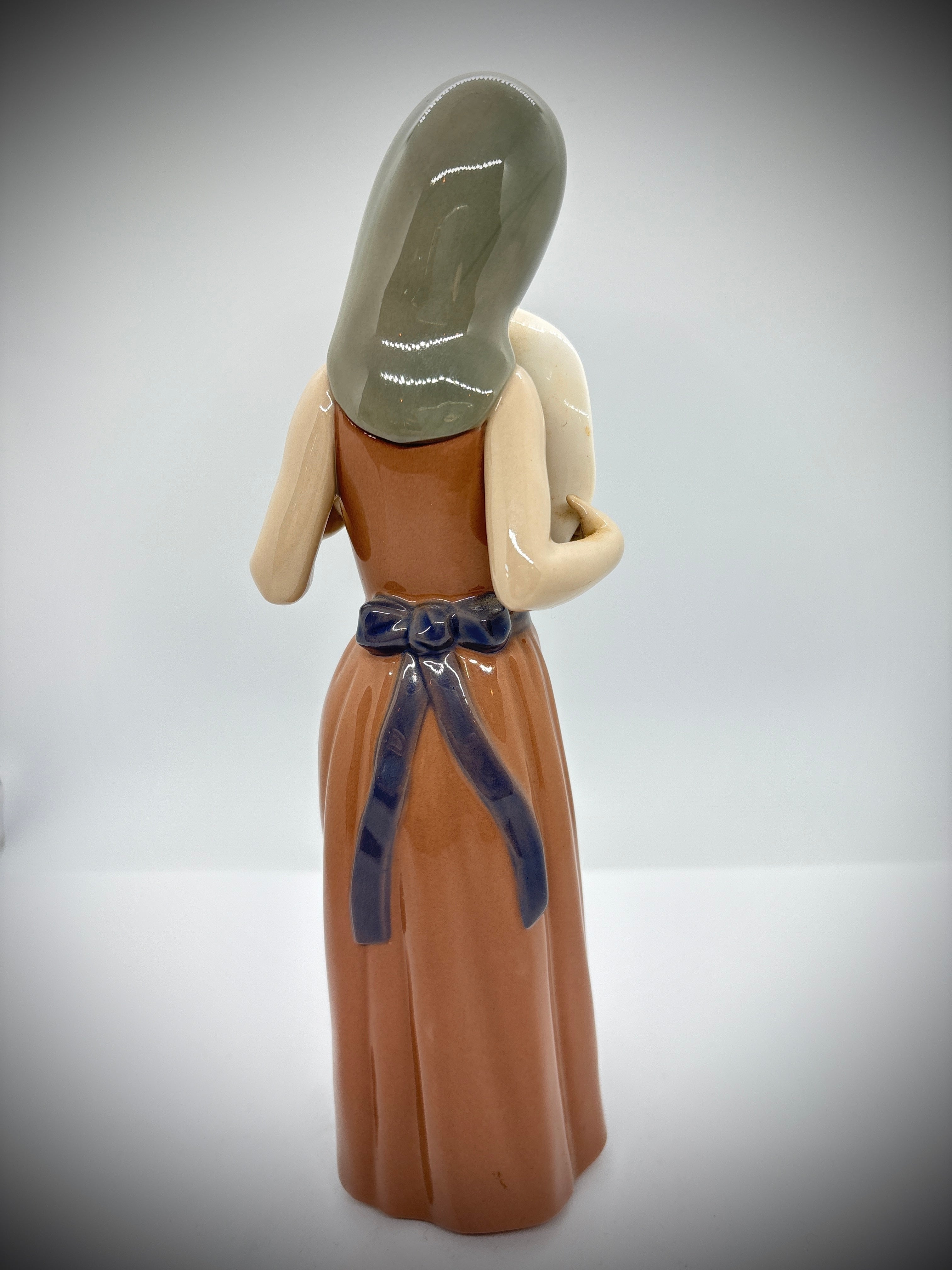 Lladro bashful Girl With Straw Hat Model #5007 Retired