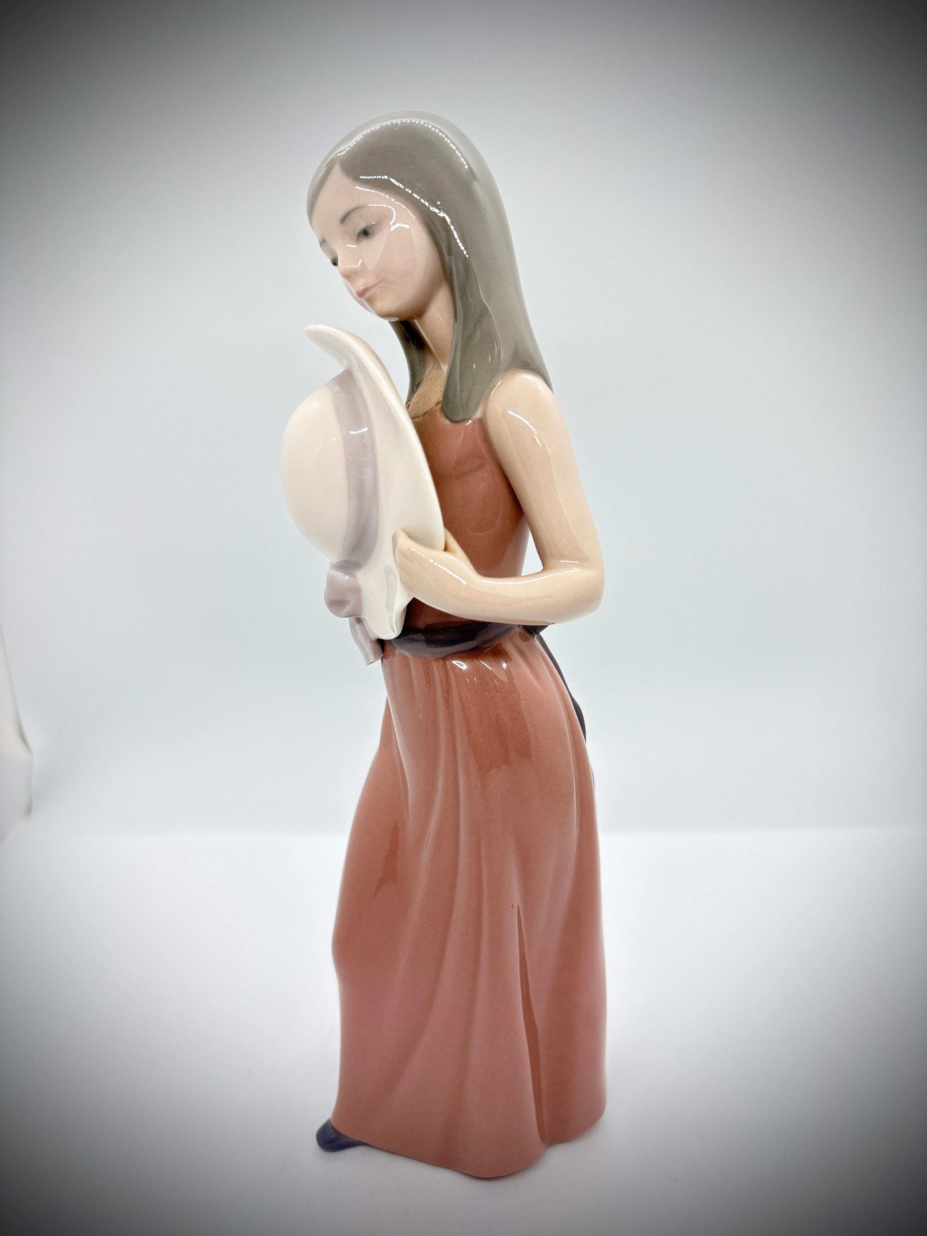 Lladro bashful Girl With Straw Hat Model #5007 Retired