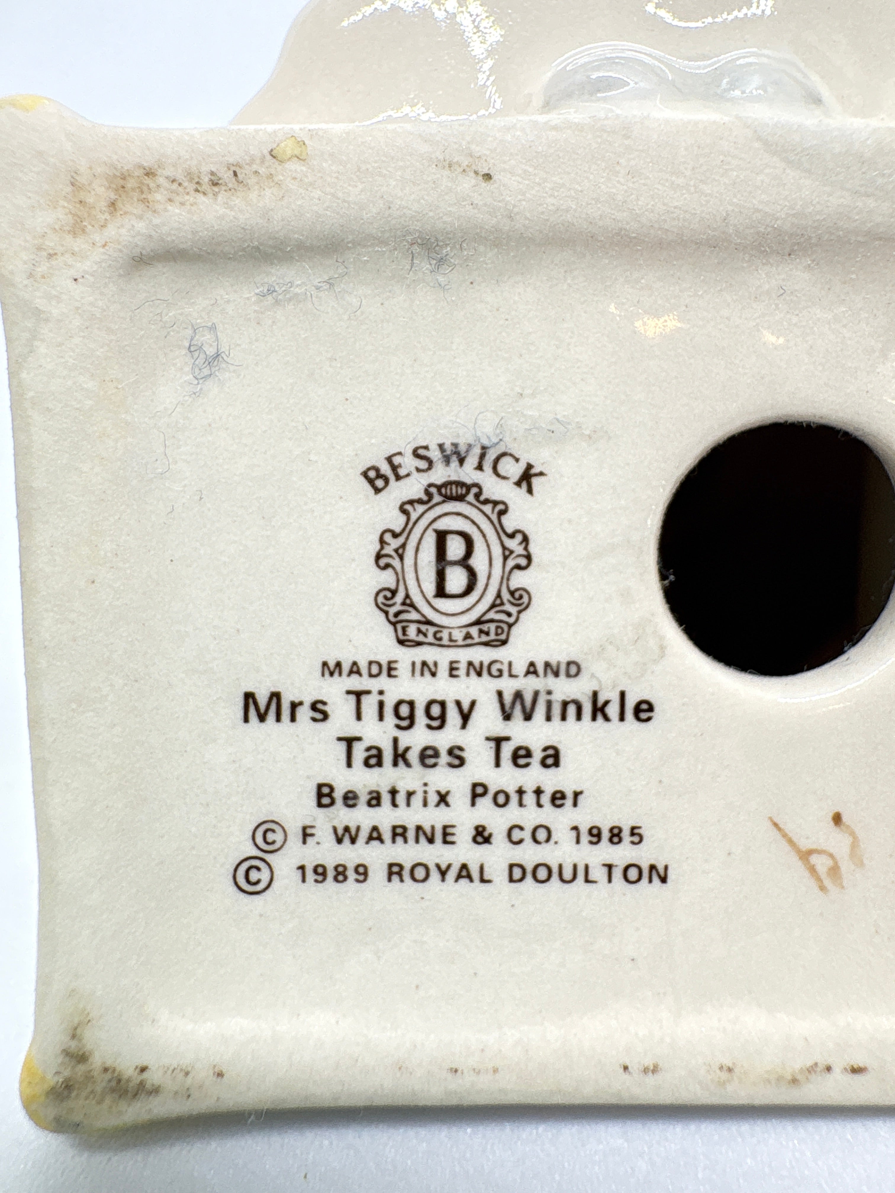 BESWICK FIGURE MRS TIGGY WINKLE TAKES TEA DATED 1989