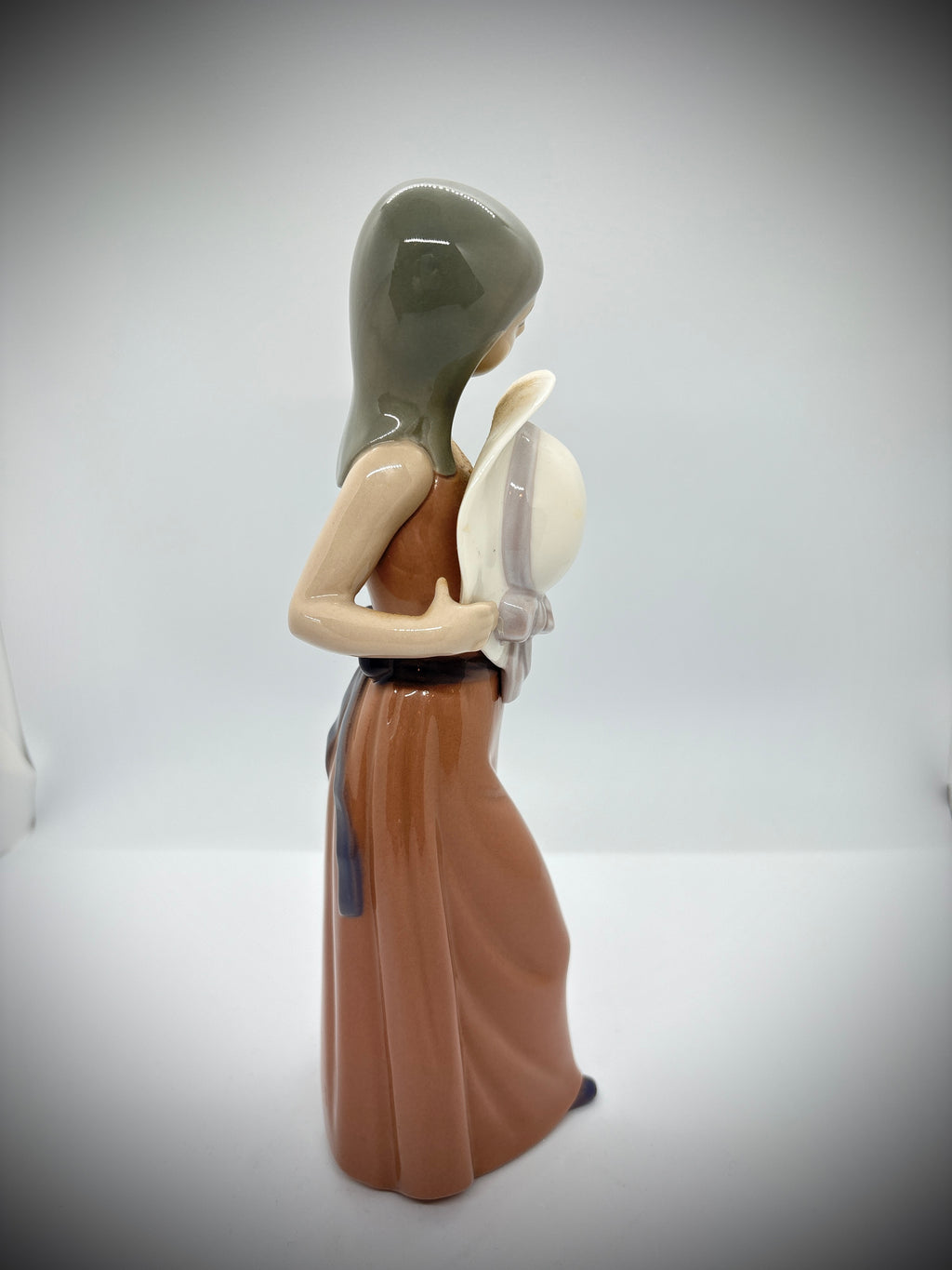 Lladro bashful Girl With Straw Hat Model #5007 Retired