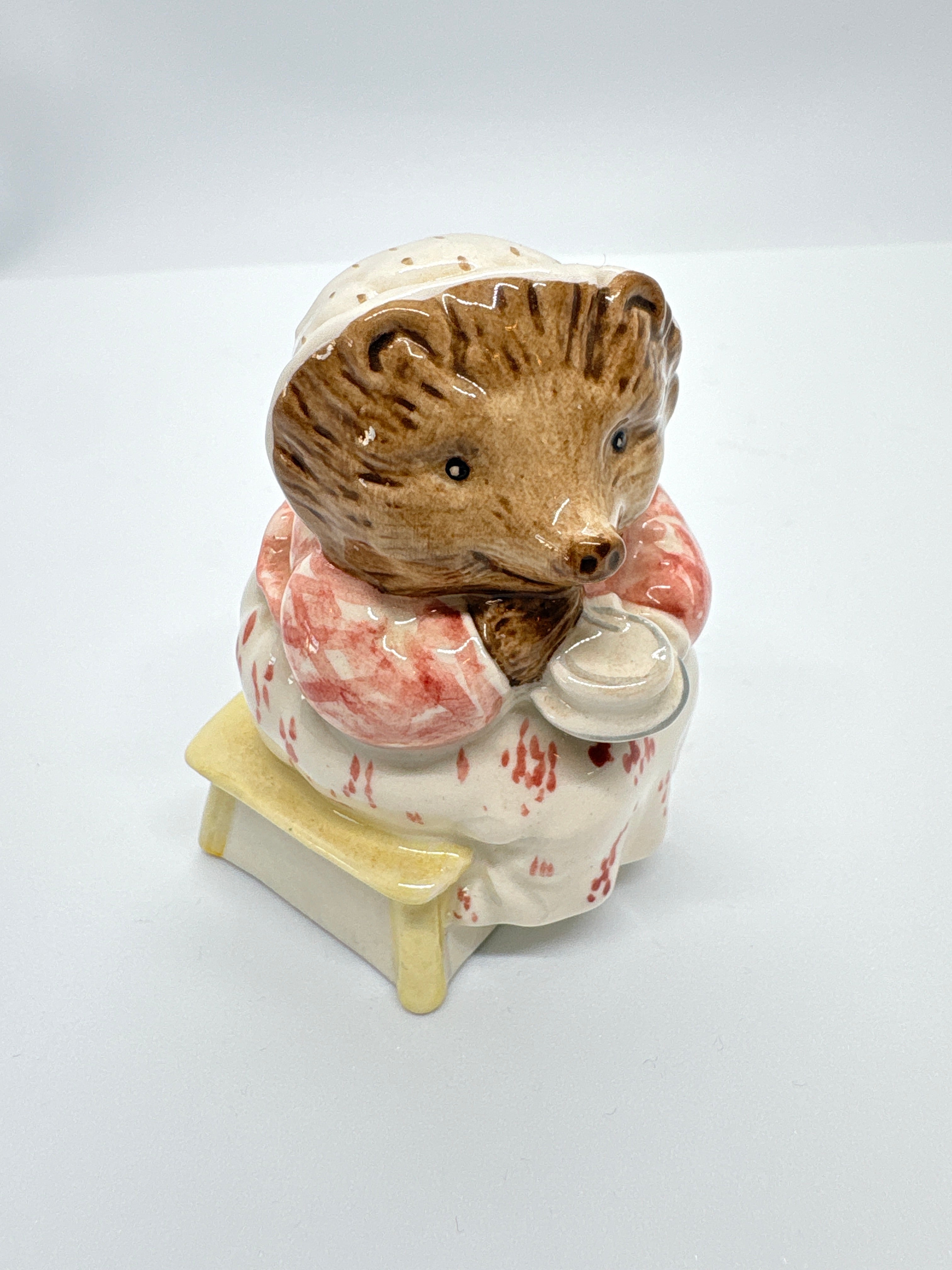 BESWICK FIGURE MRS TIGGY WINKLE TAKES TEA DATED 1989