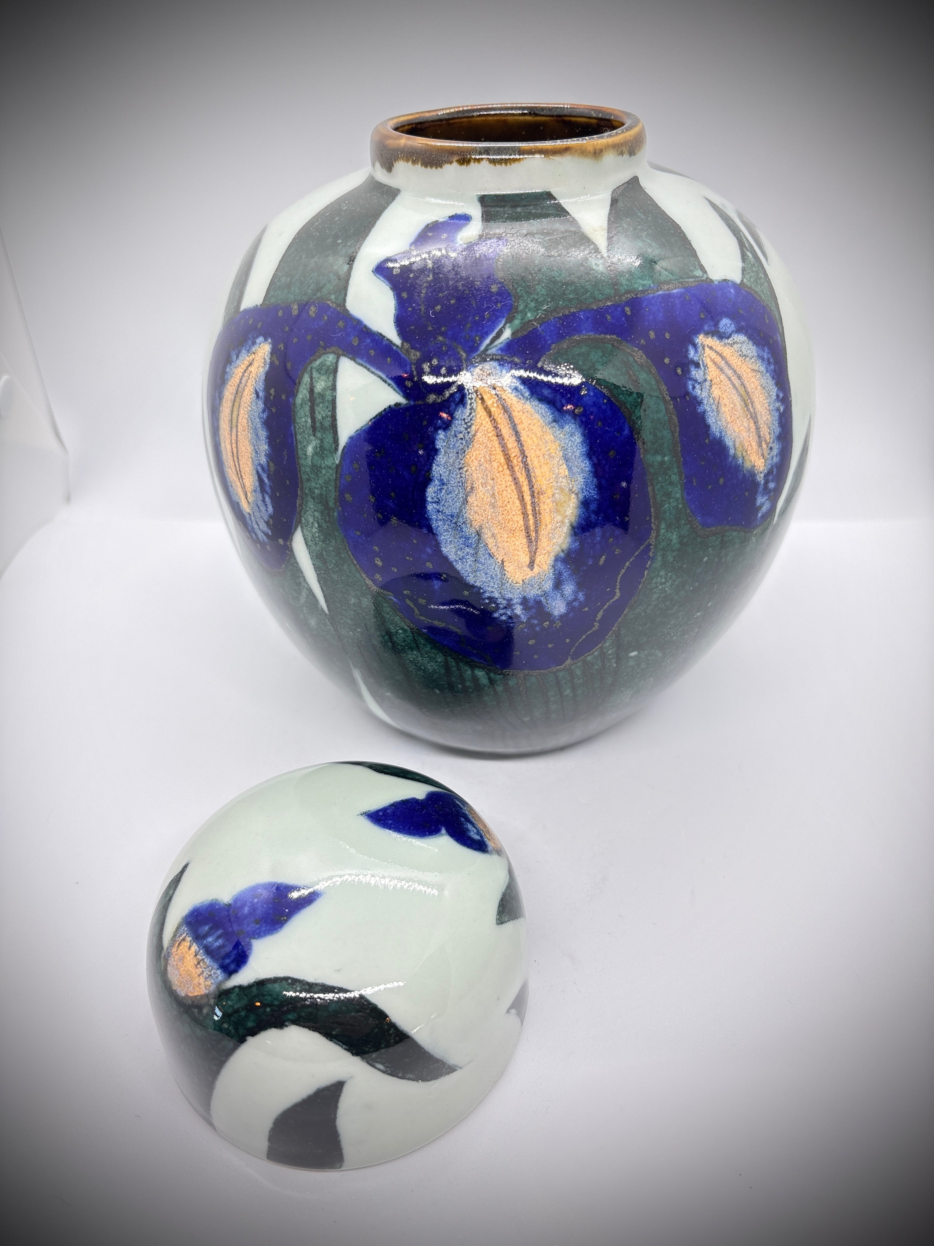 Beautifully glazed Ginger jar.