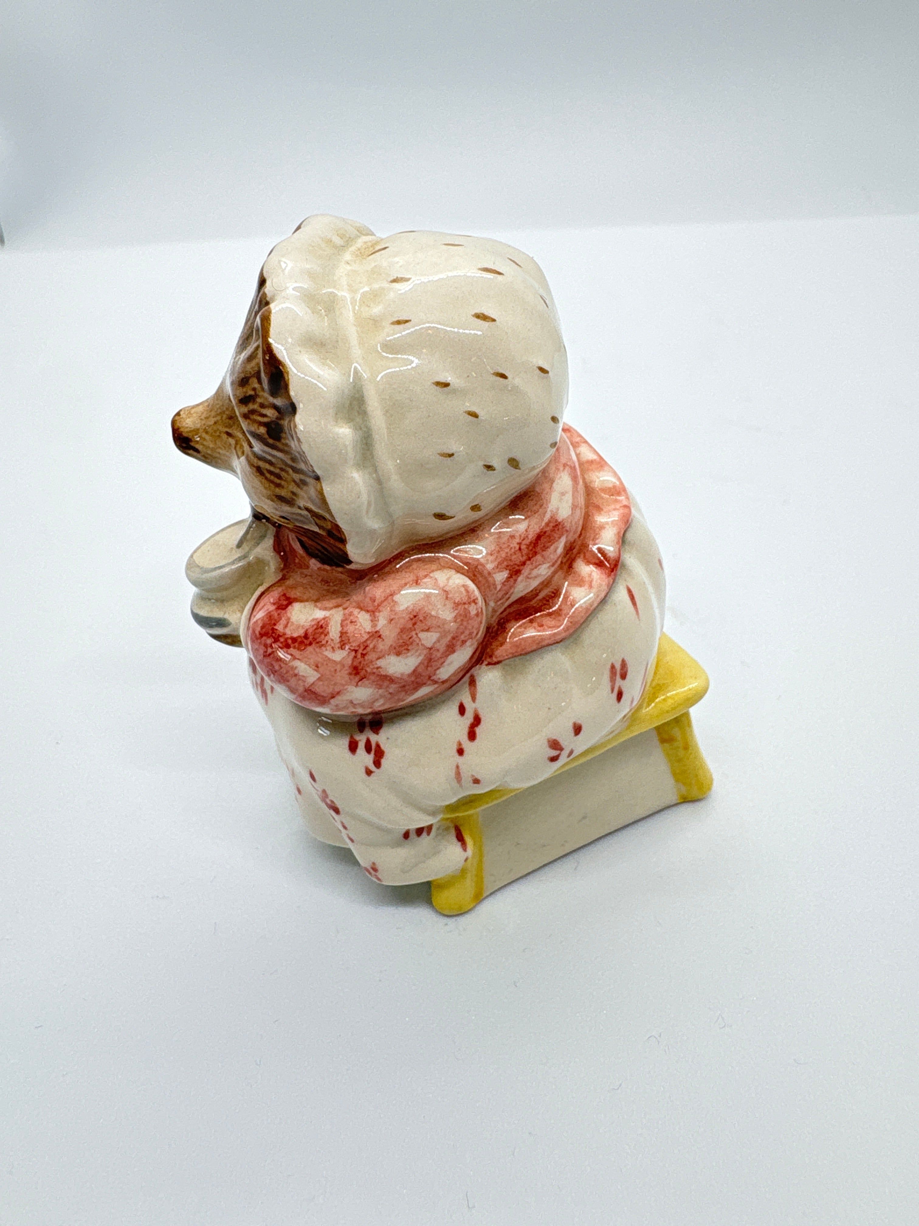 BESWICK FIGURE MRS TIGGY WINKLE TAKES TEA DATED 1989