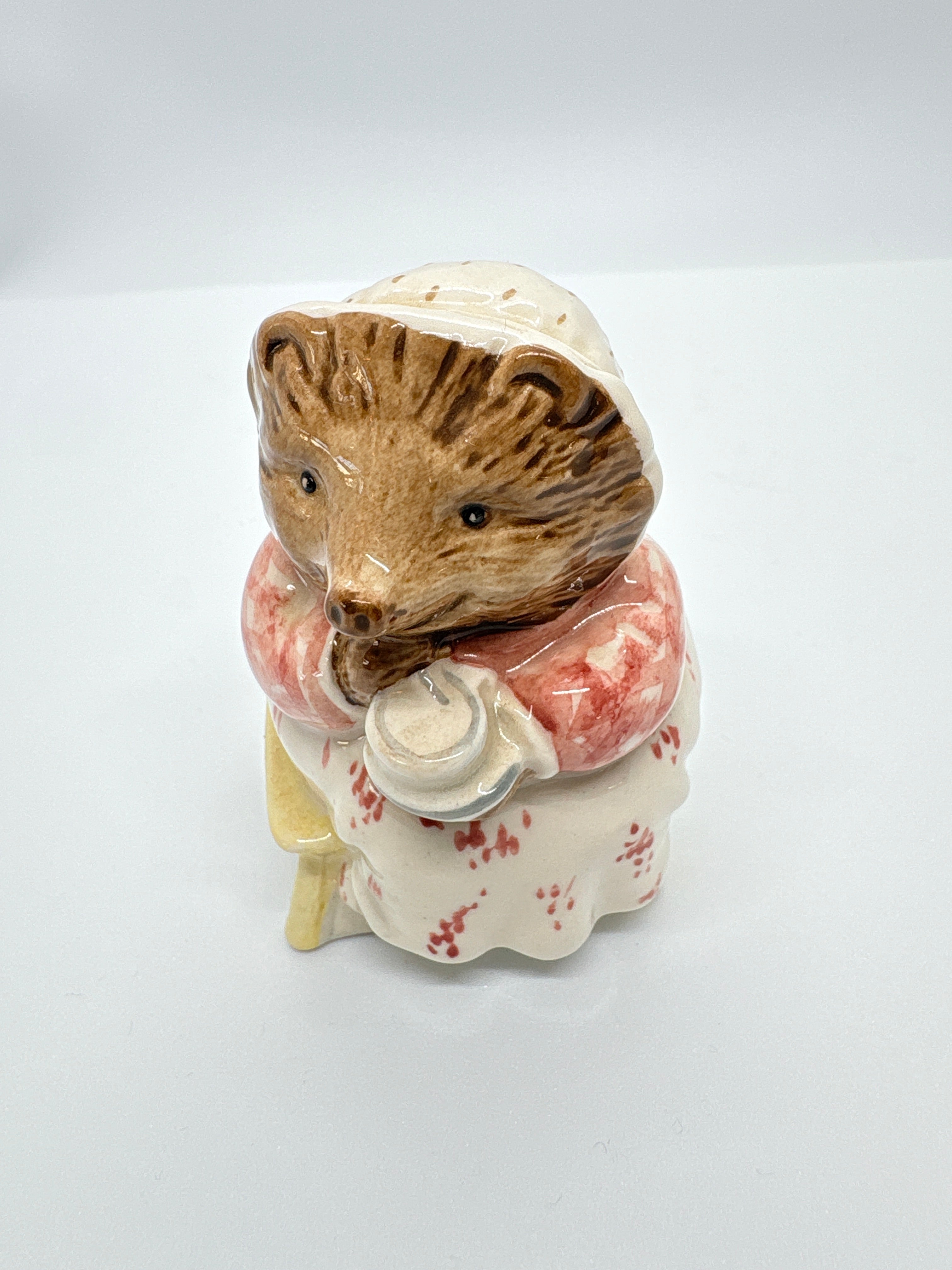 BESWICK FIGURE MRS TIGGY WINKLE TAKES TEA DATED 1989