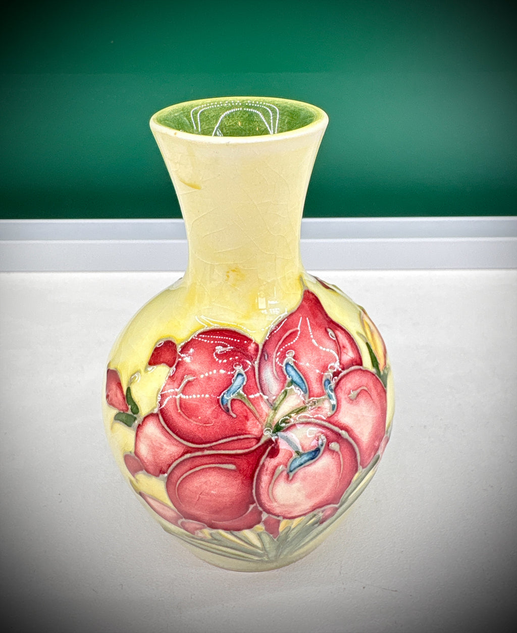 Moorcroft Hibiscus Vase – 1950, Dedication to Queen Mary