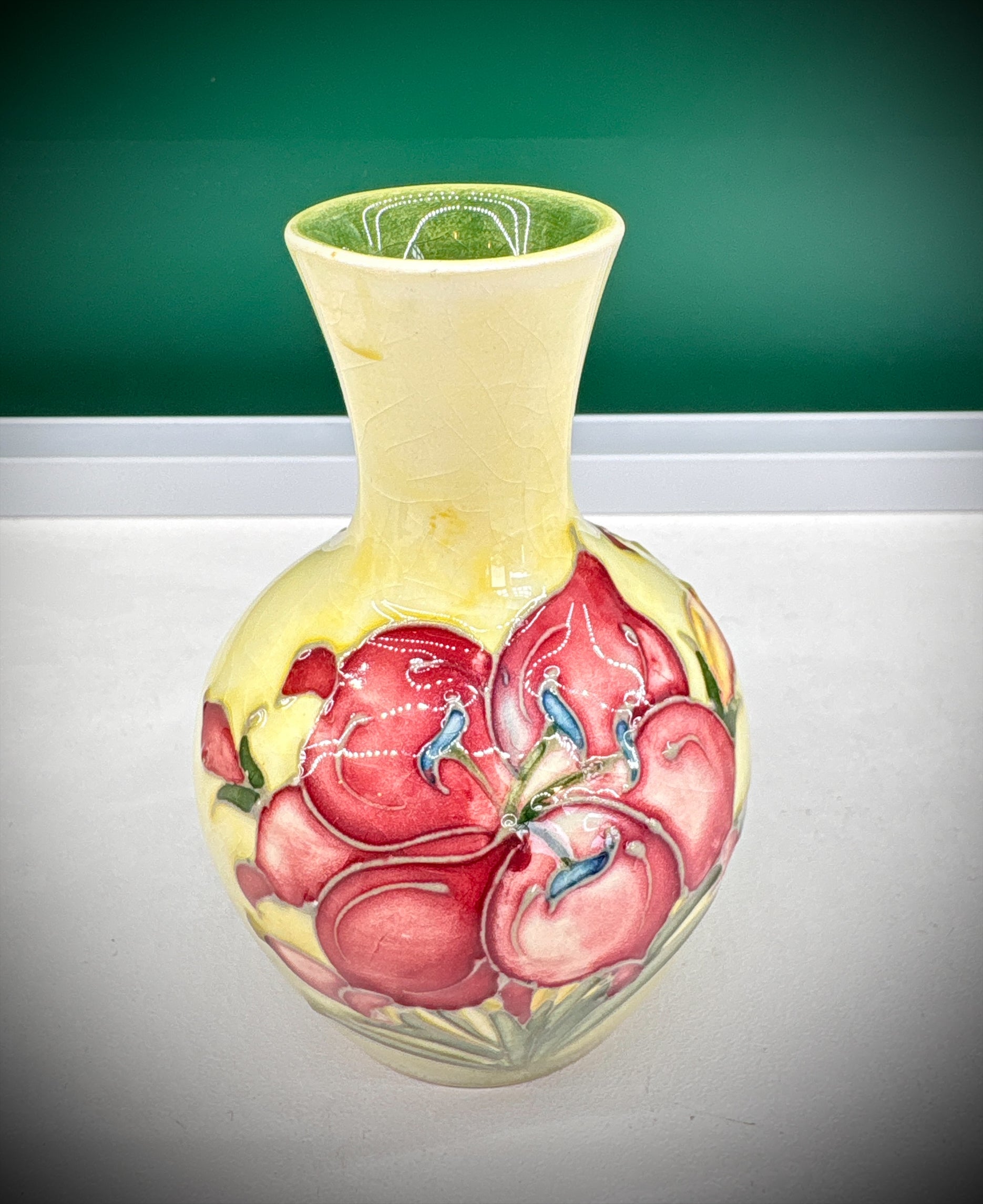 Moorcroft Hibiscus Vase – 1950, Dedication to Queen Mary