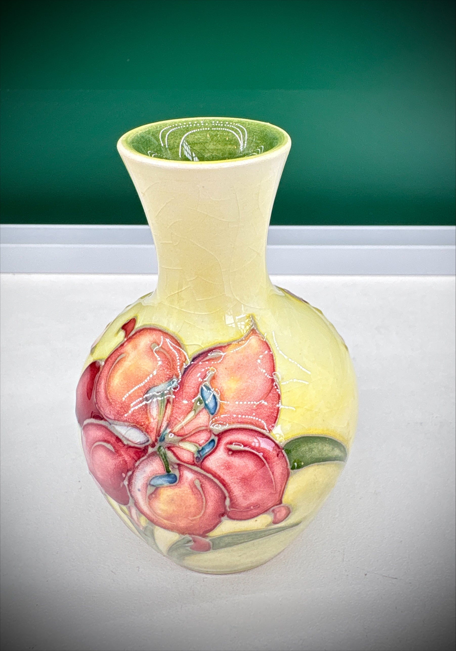 Moorcroft Hibiscus Vase – 1950, Dedication to Queen Mary